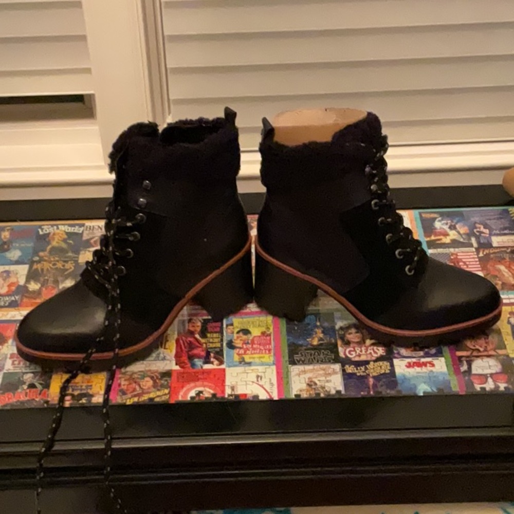 Stunning Naturalizer New Black Lace Up Boots with Brown Trim.